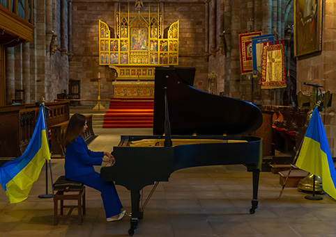 Dinara Klinton playing in Shrewsbury Abbey
