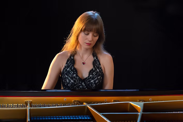 Anna Fedorova at the keyboard, viewed from the front