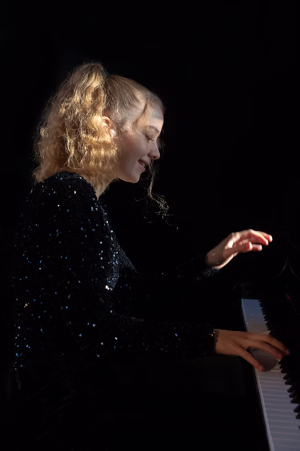Elisabeth at the keyboard, viewed from her right side